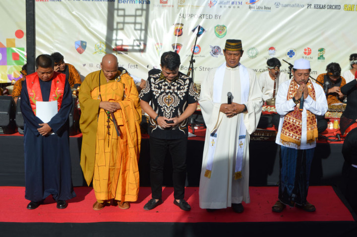 Ada juga acara ruwatan dan hadroh dari masyarakat muslim. Tidak ketinggalan acara doa bersama yang menampilkan lima tokoh agama berbeda.