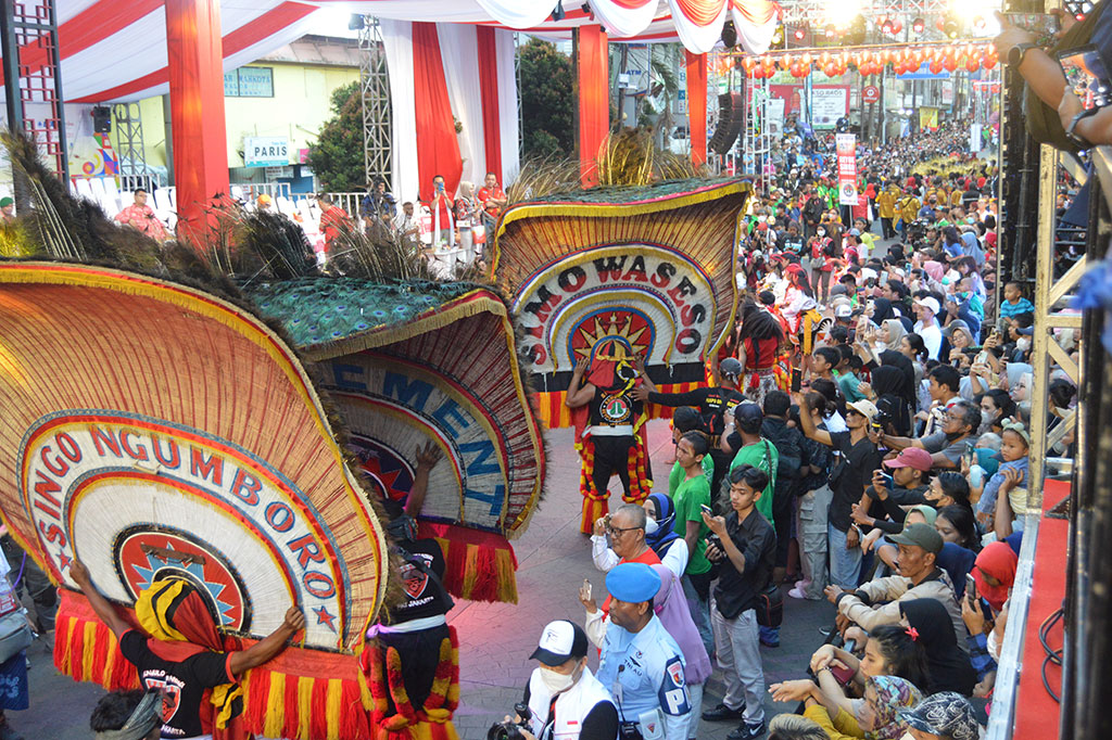 Seorang warga, Ira, menyatakan senang bisa menyaksikan pawai budaya yang kembali digelar setelah dua tahun vakum karena pandemi covid-19. 