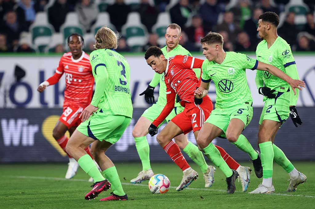 Pada menit ke-19, Bayern kembali unggul berkat tandukan Thomas Mueller memanfaatkan bola tendangan bebas Joshua Kimmich. Namun pada menit ke-44, tuan rumah memperkecil ketertinggalan untuk dapat menjaga harapan meraih poin melalui gol Jakub Kaminski.