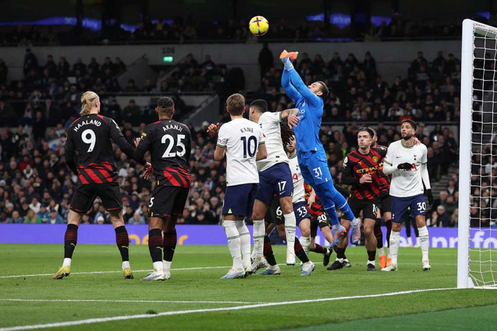 Babak pertama berakhir dengan keunggulan 1-0 untuk Spurs.