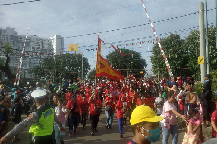 Ribuan warga antusias menyaksikan pawai Cap Go Meh yang digelar warga keturunan Tionghoa di Kota Bekasi, Jawa Barat, Minggu, 5 Februari 2023. Pawai Cap Go Meh itu disaksikan warga mulai dari anak-anak sampai dengan orang dewasa. 