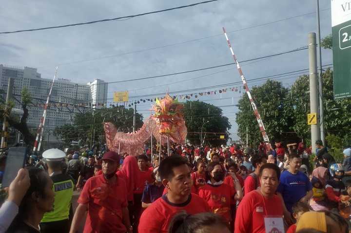 Warga nampak memenuhi sisi Jalan Ir. H. Juanda Kota Bekasi untuk menyaksikan pawai yang diikuti ratusan orang tersebut.