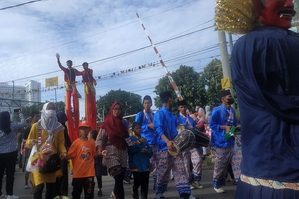 Terdapat sejumlah atraksi yang ditampilkan dalam pawai tersebut. Seperti barongsai, reog, drum band, rumpang dewa, hingga para peserta yang menggunakan berbagai macam kostum dan atribut.