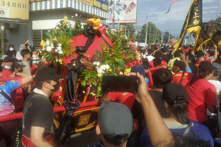 Petugas kepolisian pun terlihat memantau jalannya kegiatan tersebut dengan melakukan pengaturan lalu lintas. Antisiasme warga membuat sejumlah jalan di Kota Bekasi mengalami kepadatan lalu lintas dampak dari penutupan jalan. 