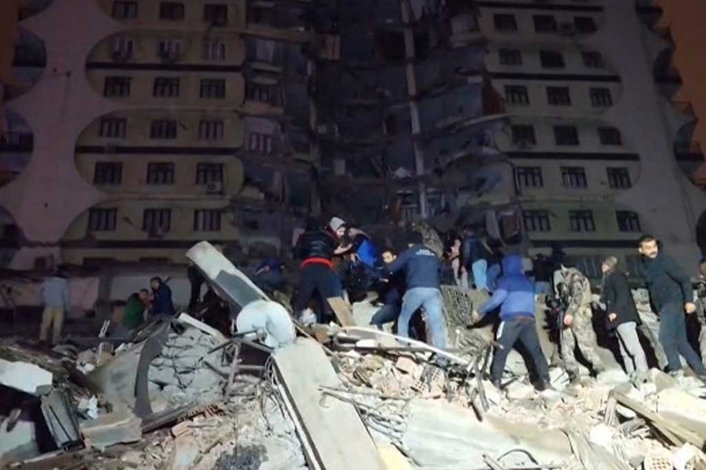 Gempa besar berkekuatan Magnitudo 7,8 mengguncnag Turki tenggara pada Senin, 6 Februari 2023, kata Survei Geologi AS.
