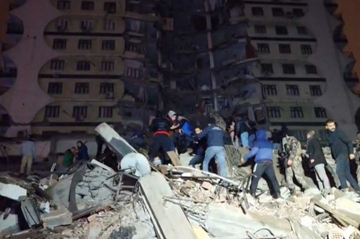 Gempa besar berkekuatan Magnitudo 7,8 mengguncnag Turki tenggara pada Senin, 6 Februari 2023, kata Survei Geologi AS.
