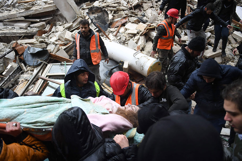 Gedung apartemen bertingkat yang penuh dengan penghuni termasuk di antara 5.606 bangunan yang menjadi puing-puing di Turki, sementara Suriah mengumumkan puluhan runtuh, serta kerusakan situs arkeologi di Aleppo.