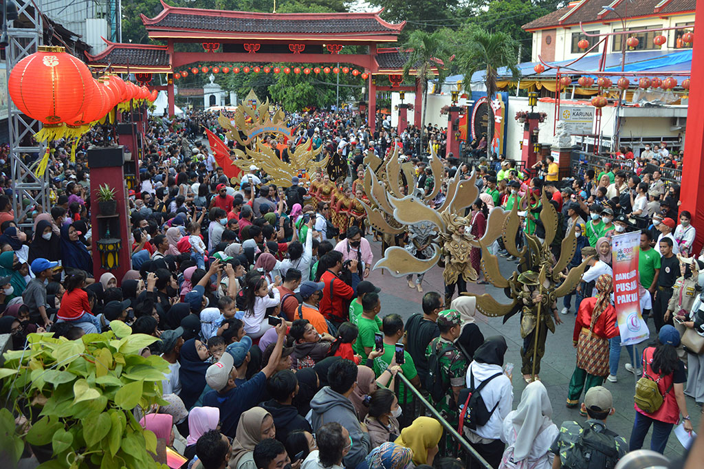 Puluhan ribu warga tumpah ruah di ajang Bogor Street Festival Cap Go Meh 2023 di Jalan Surya Kencana, Bogor, Jawa Barat, Minggu, 5 Februari 2023. Bogor Street Festival CGM menampilkan berbagai atraksi budaya yang ada di Jawa Barat.
