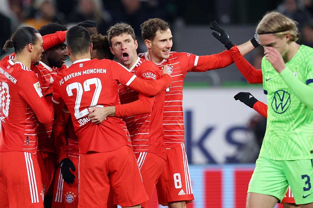 Bayern Muenchen kembali memuncaki klasemen sementara Liga Jerman, setelah mengalahkan tuan rumah Wolfsburg dengan  skor 4-2, pada pertandingan yang dimainkan di Volkswagen Arena, Wolfsburg, Senin, 6 Februari 2023 dini hari WIB.