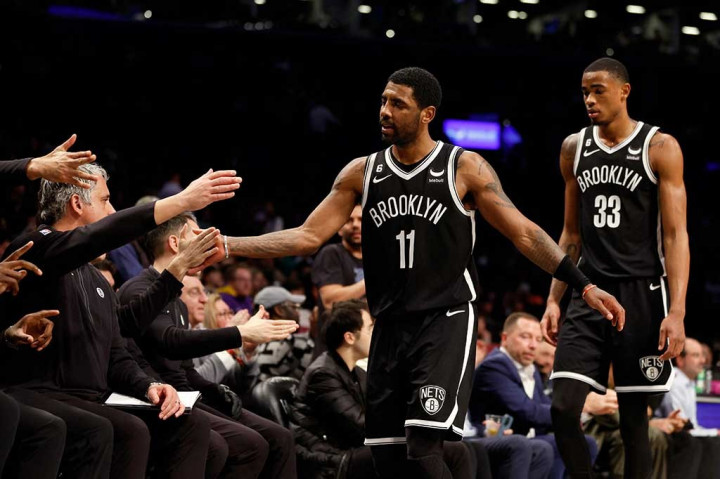 Brooklyn Nets telah mencapai kesepakatan untuk mentransfer guard mereka, Kyrie Irving, ke Dallas Mavericks, Senin, 6 Februari 2023.