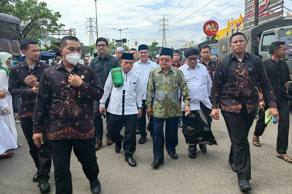Kehadiran JK di tengah-tengah massa tersebut mengundang perhatian ribuan warga NU. Mereka melambaikan tangan dan menyapa ketua Dewan Masjid Indonesia yang juga merupakan warga NU tersebut. 