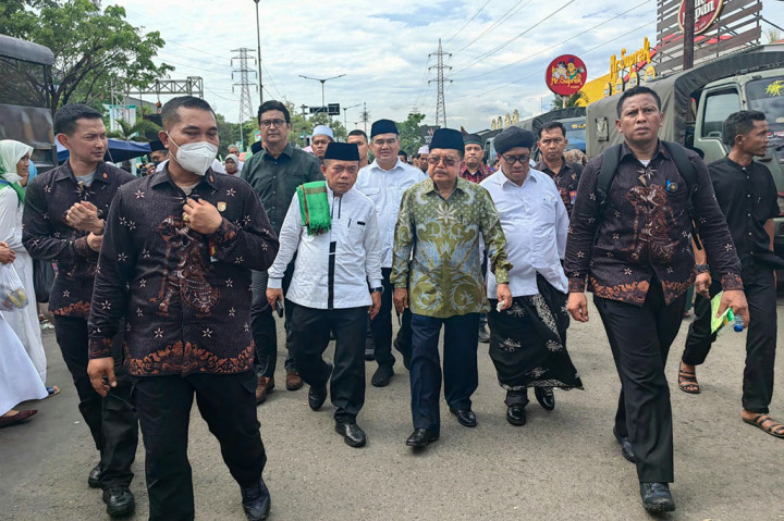 Kehadiran JK di tengah-tengah massa tersebut mengundang perhatian ribuan warga NU. Mereka melambaikan tangan dan menyapa ketua Dewan Masjid Indonesia yang juga merupakan warga NU tersebut. 