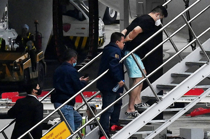 Dua dari empat tersangka diyakini berada di balik serentetan perampokan dan kasus penipuan telepon di seluruh Jepang dideportasi dari Filipina pada Selasa, 7 Februari 2023.