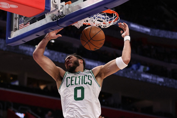 Forward Boston Celtics Jayson Tatum berhasil mencetak 34 poin untuk membawa timnya meraih kemenangan 111-99 atas Detroit Pistons dalam laga lanjutan NBA yang digelar di Little Caesars Arena, Detroit, Selasa, 7 Februari 2023.