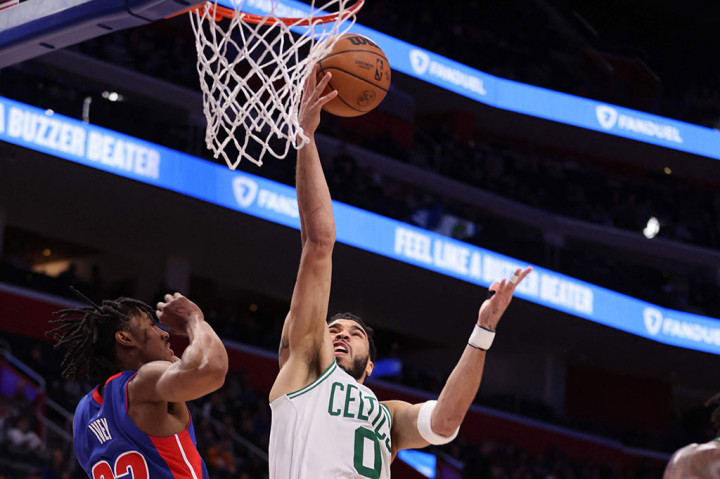 Jayson Tatum secara keseluruhan mencetak dwiganda dengan 34 poin dan 11 rebound. 