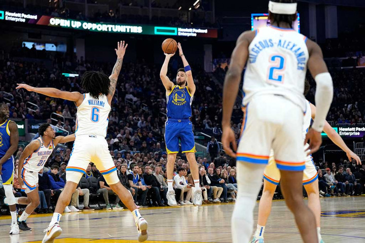 Thompson menerima dukungan skor dari Jordan Poole (21 poin, 12 assist dan empat rebound) dan Andrew Wiggins (18 poin) saat Warriors mengabaikan absennya Steph Curry yang cedera untuk mencetak kemenangan gemilang.