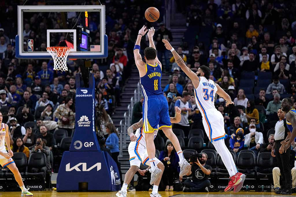 Thompson melepaskan 12 tembakan dari luar garis dengan pameran tembakan klasik untuk membawa Warriors meraih kemenangan 141-114.
