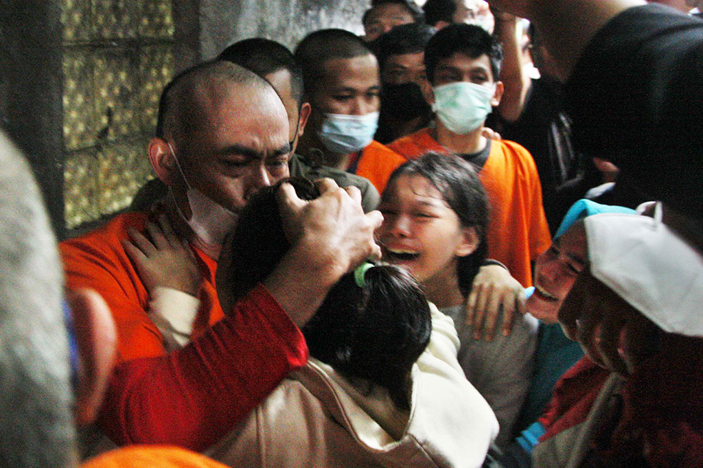 Salah satu dari empat tersangka pembuat ekstasi Supriyono, 43, memeluk ketiga putrinya yang menangis histeris seusai dihadirkan dalam rilis pengungkapan dapur pembuatan ekstasi di pemukiman pandat penduduk di Johar Baru, Jakarta Pusat, Selasa, 7 Februari 2023. 