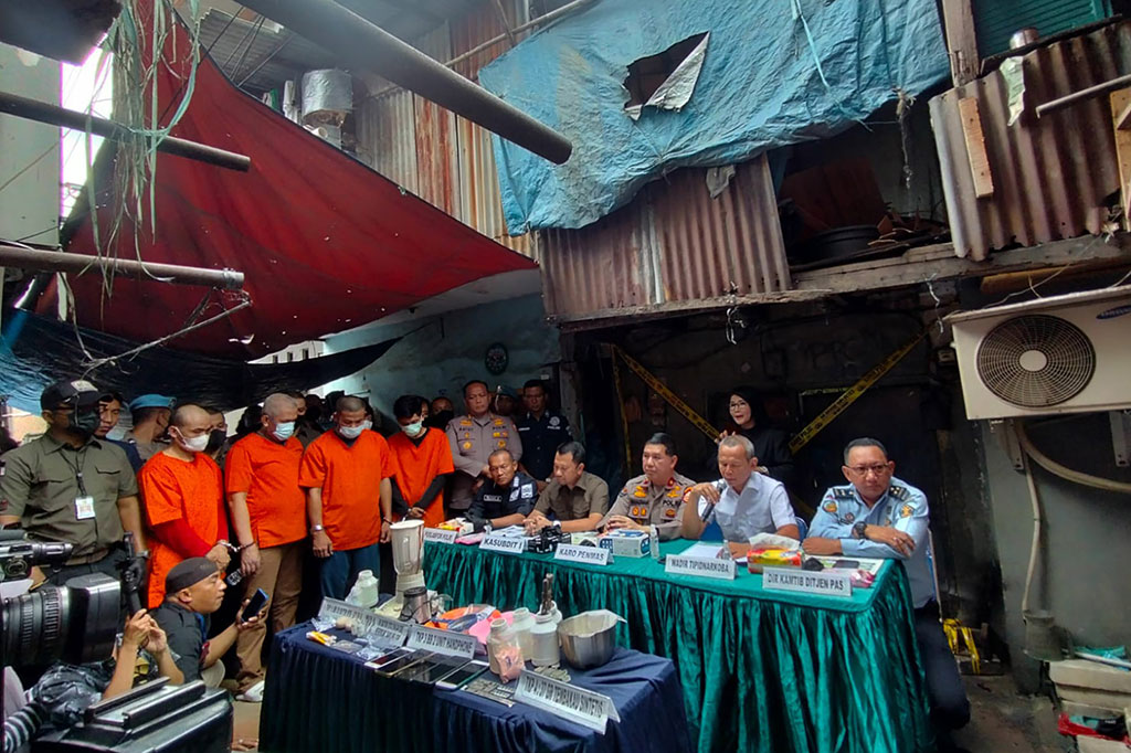 Para tersangka terancam hukuman pidana penjara seumur hidup atas perbuatannya memproduksi dan mengedarkan narkotika golong dua (ekstasi). Sedangkan narkoba golongan satu jenis tembakau sintetis, yang ditemukan dari salah satu tersangka, disangkakan primer Pasal 114 subsider Pasal 112 Undang-Undang Nomor 35 Tahun 2009 tentang Narkoba.