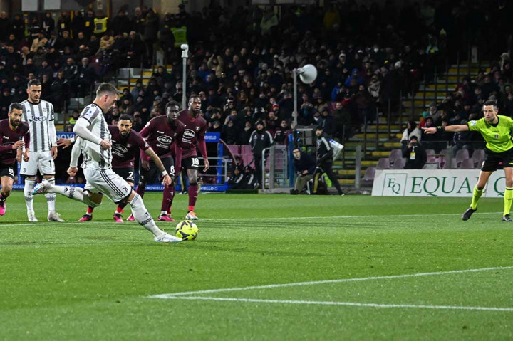 Juventus memecah kebuntuan pada menit ke-26 lewat eksekusi penalti Dusan Vlahovic. Hadiah penalti diberikan wasit setelah Hans Nicolussi Caviglia melanggar Fabio Miretti di kotak terlarang. Bagi Vlahovic gol ini sekaligus mengakhiri puasa golnya selama empat bulan.