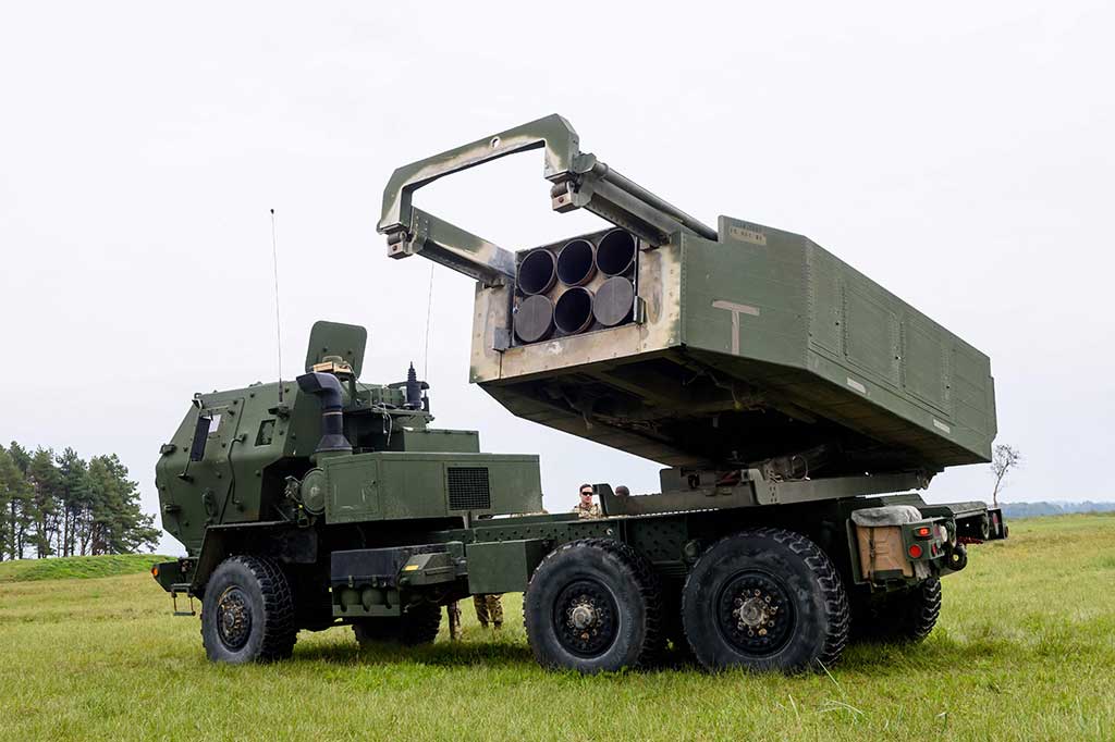 Peluncur Himars telah memainkan peran kunci dalam perjuangan Ukraina melawan invasi Moskow, yang memungkinkan pasukan Kyiv untuk melakukan serangan presisi di gudang pasokan dan posisi Rusia lainnya.