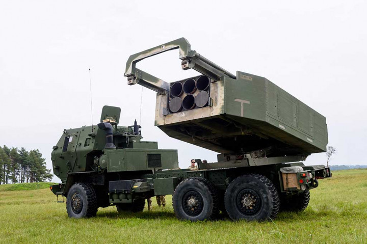 Peluncur Himars telah memainkan peran kunci dalam perjuangan Ukraina melawan invasi Moskow, yang memungkinkan pasukan Kyiv untuk melakukan serangan presisi di gudang pasokan dan posisi Rusia lainnya.