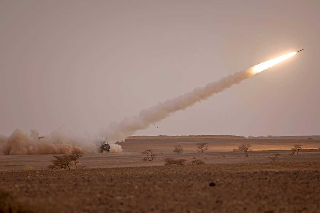 Sistem Himars M142 (Sistem Roket Artileri Mobilitas Tinggi) adalah versi yang dipasang di roda yang dimodernisasi, lebih ringan, dan lebih gesit dari M270 MLRS yang dipasang di jalur yang dikembangkan pada tahun 1970-an untuk pasukan AS dan sekutu.