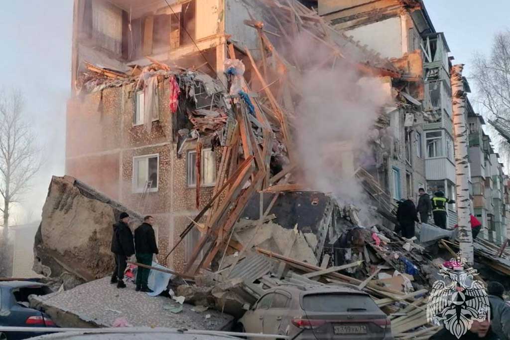 Bangunan apartemen lima lantai yang runtuh sebagian setelah ledakan yang diduga karena kebocoran gas, di Kota Yefremov, wilayah Tula, Rusia, Selasa, 7 Februari 2023.