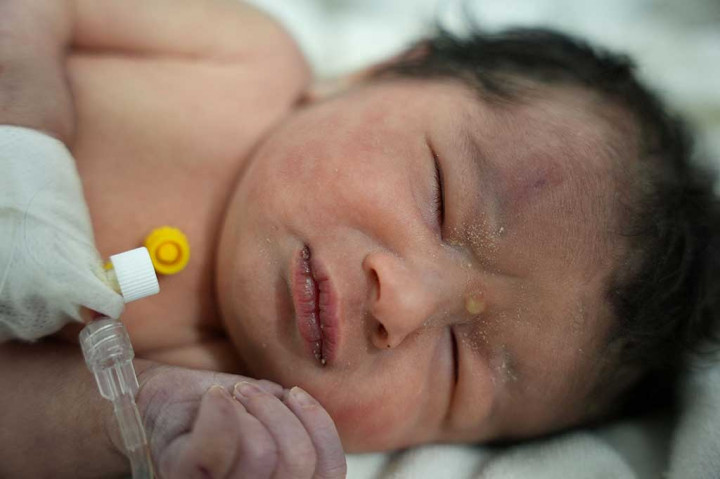 Seorang bayi baru lahir yang ditarik hidup-hidup dari puing-puing sebuah rumah di Suriah utara setelah gempa mematikan, menerima perawatan medis di klinik di Afrin, pada Selasa, 7 Februari 2023.