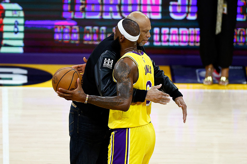 Abdul-Jabbar, yang duduk di tepi lapangan, adalah orang pertama yang memberi selamat kepada James saat permainan dihentikan untuk memberi hormat pada momen ikonik dalam sejarah NBA.