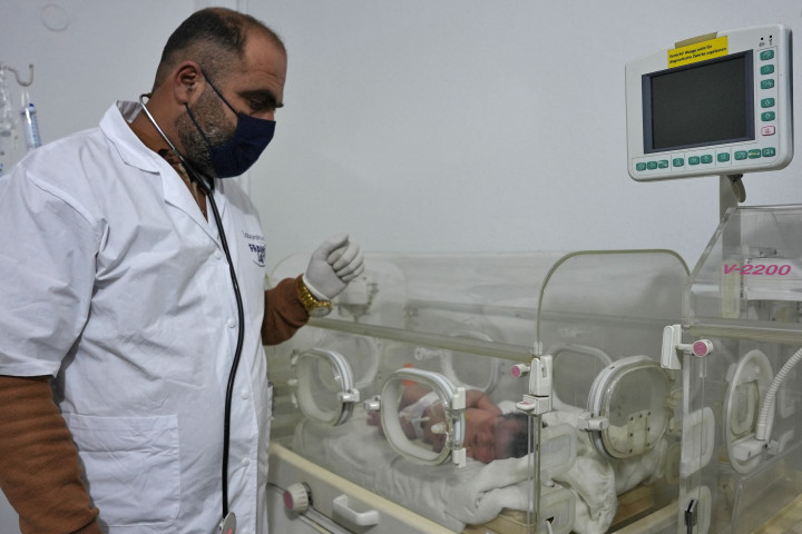 Di kota Jindayris yang dikuasai pemberontak, bahkan kegembiraan menyelamatkan bayi yang baru lahir dinodai oleh kesedihan. Bayi itu menghadapi masa depan yang sulit sebagai satu-satunya yang selamat di antara keluarga terdekatnya. Sisanya dimakamkan bersama di kuburan massal pada hari Selasa.