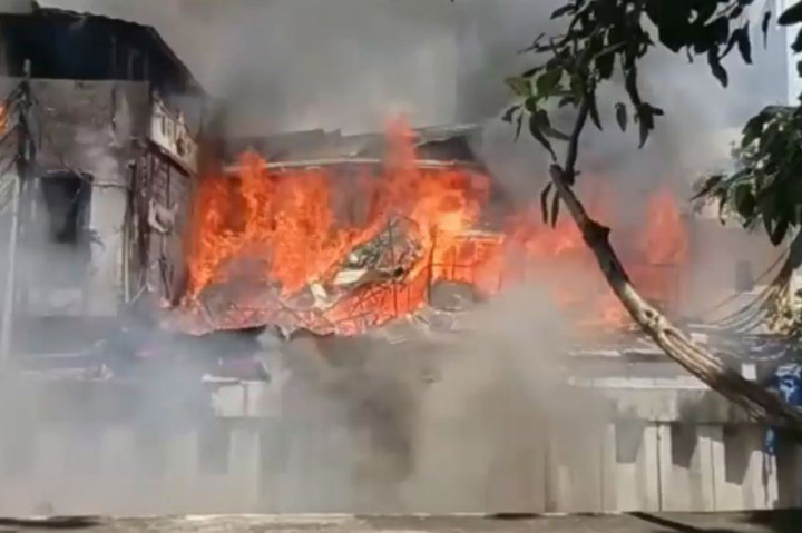 Salah seorang warga bernama Aan yang rumahnya turut terbakar mengungkapkan, pertama kali ia melihat api membakar rumahnya sekitar pukul 12.00 WIB. Saat itu, api sudah membubung tinggi melampaui atap.