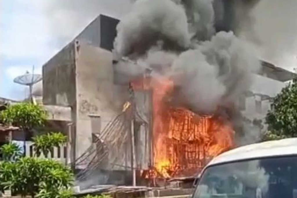 Tiga rumah semi permanen di kawasan padat penduduk dilanda kebakaran, di Jalan Pembangunan 5, RT 003 RW 002, Kelurahan Petojo Utara, Kecamatan Gambir, Jakarta Pusat,Rabu, 8 Februari 2023.