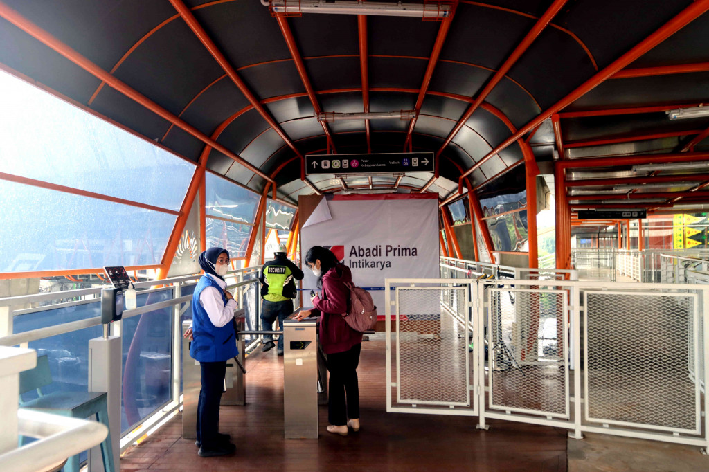 Warga berjalan di jembatan penyebrangan orang (JPO) atau skywalk Kebayoran Lama yang menghubungkan Stasiun KRL Kebayoran dan Halte Transjakarta Velbak di Kebayoran Lama, Jakarta.