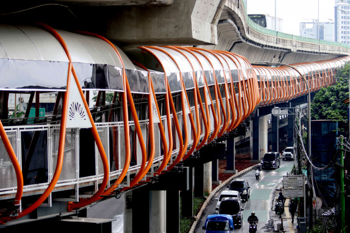 Ke depannya, pihak TransJakarta akan membangun pemisah permanen untuk memisahkan antara warga yang ingin menaiki transmoda ataupun hanya menyeberang melalui Skywalk Kebayoran Lama. 