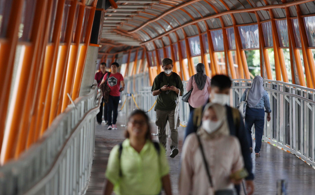 BUMD PT Transportasi Jakarta (TransJakarta) memastikan warga tidak dikenakan biaya alias gratis saat melintasi Skywalk Kebayoran Lama, Jakarta Selatan untuk memudahkan menyeberang jalan. 
