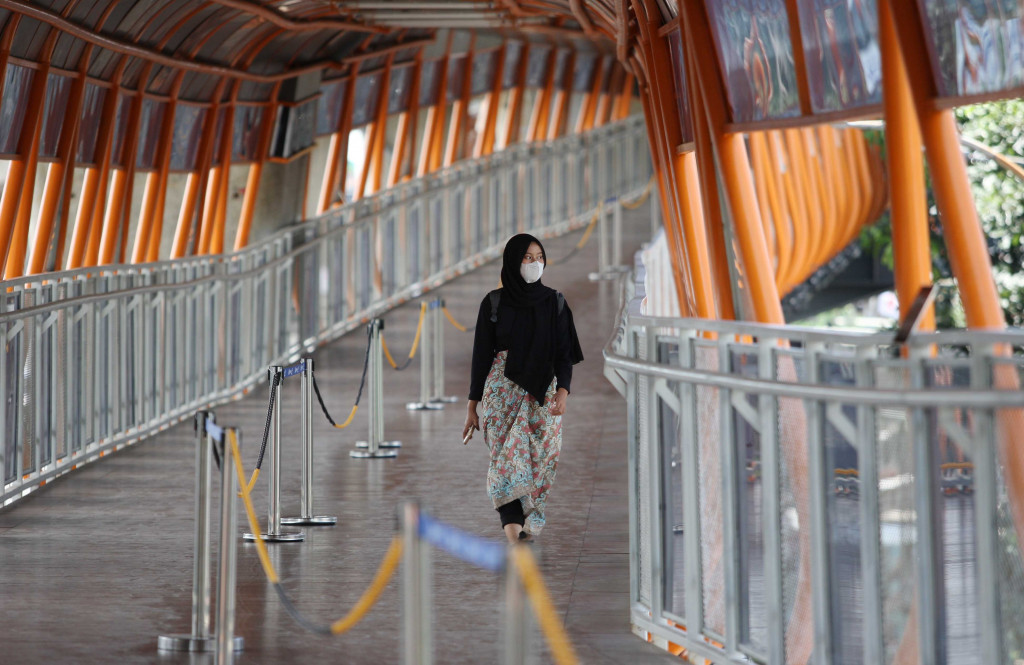 Anang menjelaskan nantinya warga yang tidak menaiki TransJakarta bisa melewati pemisah sementara di skywalk. Kemudian, warga yang akan ke Halte Kebayoran Lama (Koridor 8) dan Halte Velbak (Koridor 13) akan menempelkan kartu uang elektronik ketika naik (tap in) di area halte tersebut.