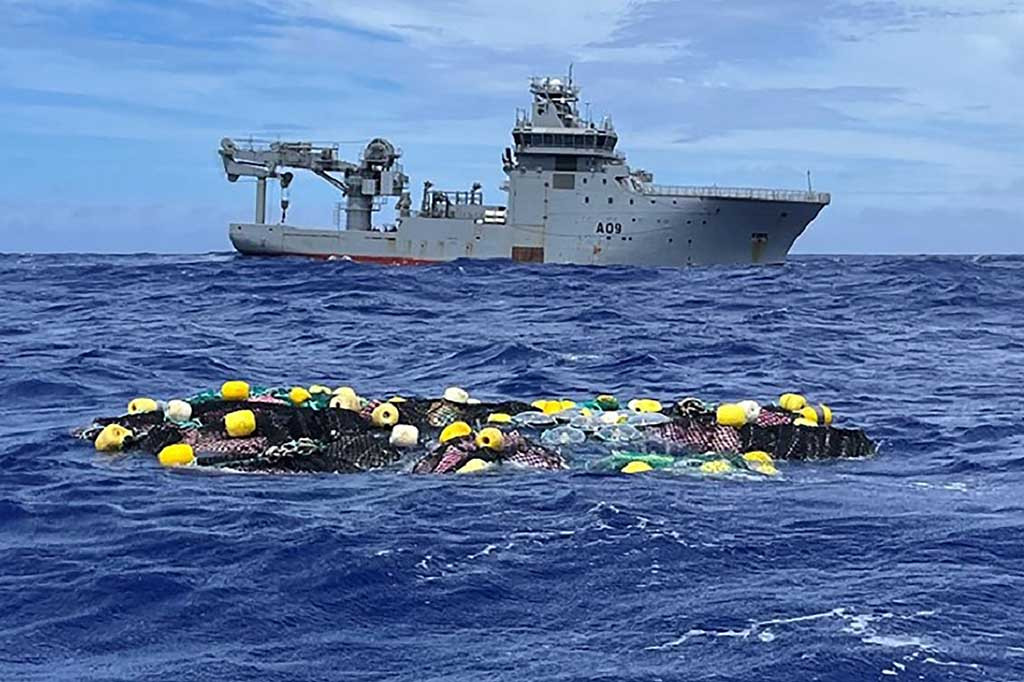 Sebuah kapal angkatan laut mencegat bungkusan itu, yang melayang ratusan kilometer barat laut Selandia Baru, sebagian berkat intelijen dari aliansi 