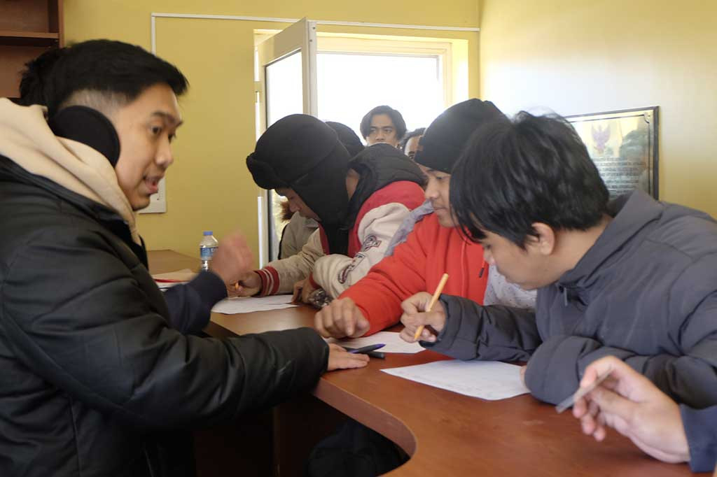 Pemerintah Indonesia melalui KBRI Ankara menyalurkan satu kontainer bantuan kemanusiaan untuk korban bencana gempa bumi di Turki yang dibawa oleh rombongan KBRI Ankara yang terdiri dari 11 kendaraan, termasuk enam bus.