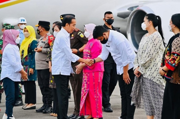 Turut hadir menyambut kedatangan Presiden dan Ibu Negara, yaitu Wali Kota Medan Bobby Nasution beserta istri, Danlanud Soewondo Kolonel Pnb. Reka Budiarsa beserta istri, Danlatamal I Laksamana Pertama Johanes Djanarko Wibowo beserta istri, Pangkokogabwilhan I Laksdya Irvansyah beserta istri, dan Pangkosekhanudnas III/Medan Marsma TNI Mohammad Nurdin beserta istri.
