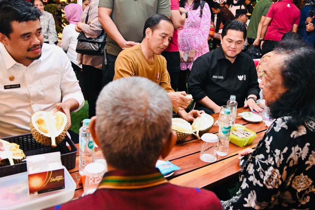 Presiden Joko Widodo dan Ibu Iriana Joko Widodo menikmati durian bersama sejumlah pemimpin redaksi (pemred) media nasional dan media lokal Sumatera Utara, Rabu, 8 Februari 2023 malam.
