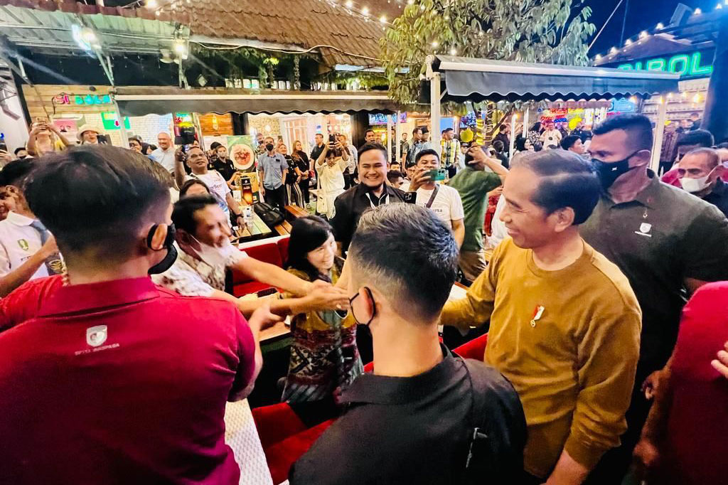 Tiba di restoran Si Bolang Durian, Medan, sekitar pukul 20.35 WIB, Presiden Jokowi yang mengenakan kaus lengan panjang berwarna cokelat bersama Ibu Iriana disambut antusiasme warga yang juga berada di rumah makan durian tersebut.