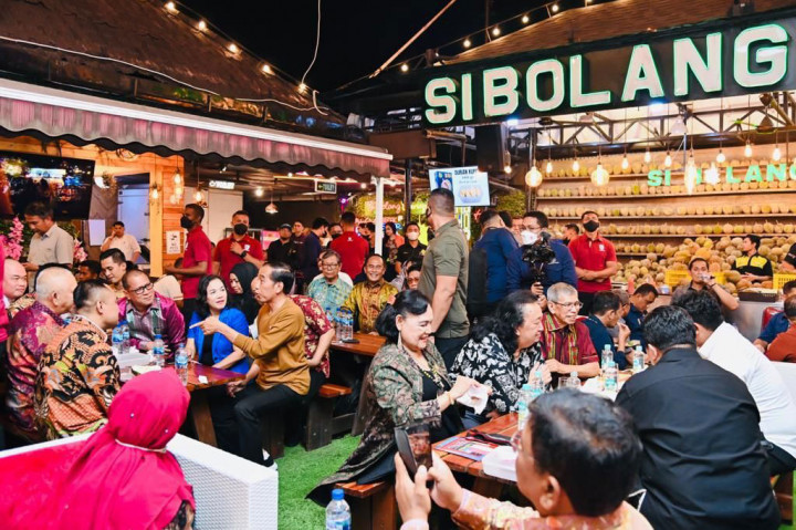 Setelah itu, Presiden tampak langsung menghampiri dan menyapa satu per satu para pemimpin redaksi yang hadir di sana.