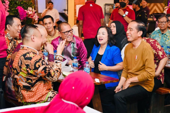 Dalam suasana santai tersebut, Presiden terlihat berbaur dan duduk bersama pemred yang hadir sambil menikmati durian bersama. Kepala Negara juga tampak bersenda gurau dan berfoto bersama dengan mereka.