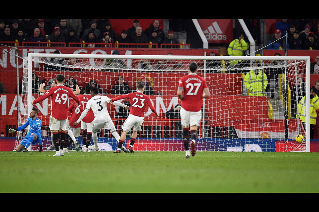 Dua menit babak kedua dimulai, Leeds sukses menggandakan keunggulan. Umpan silang mendatar dari Crysencio Summerville salah diantisipasi oleh Raphael Varane yang berakhir dengan gol bunuh diri. Tim tuan rumah tertinggal 0-2.