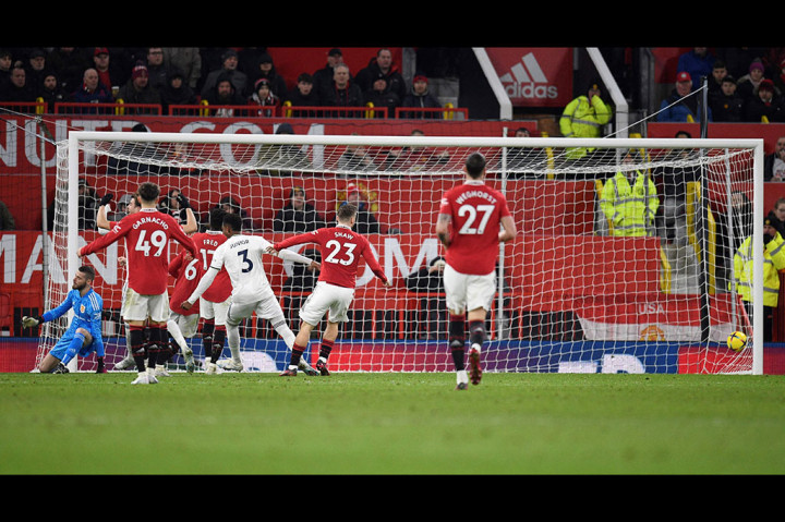 Dua menit babak kedua dimulai, Leeds sukses menggandakan keunggulan. Umpan silang mendatar dari Crysencio Summerville salah diantisipasi oleh Raphael Varane yang berakhir dengan gol bunuh diri. Tim tuan rumah tertinggal 0-2.