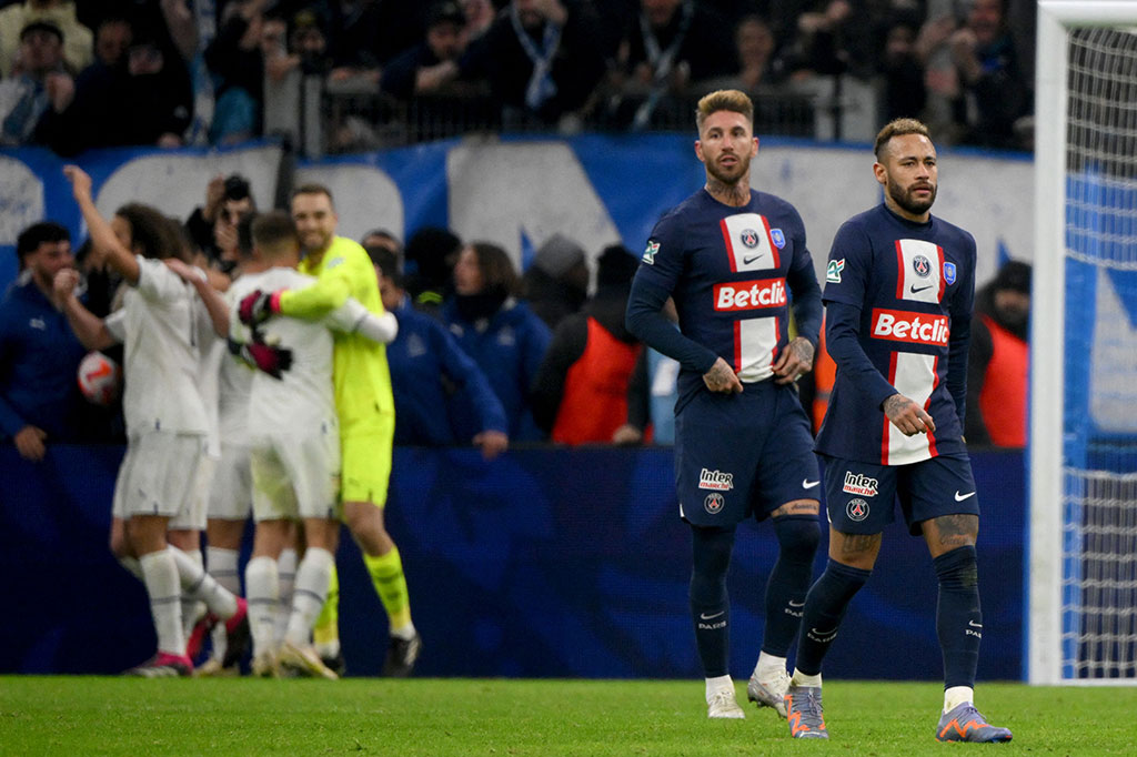 Sementara bagi PSG, kegagalan itu menjadi yang kedua berturut-turut. Juara 14 kali itu sebelumnya mengalami kekalahan di babak 16 besar musim lalu dari Nice. 