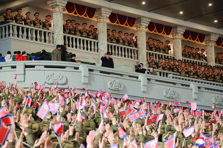 Pemimpin Korea Utara Kim Jong Un menyaksikan parade militer besar-besaran untuk memperingati 75 tahun berdirinya angkatan bersenjata, Rabu, 8 Februari 2023. Parade militer tersebut menampilkan persenjataan tercanggih milik Korut.