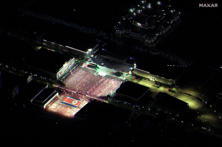 Citra satelit komersial yang diambil oleh Maxar Technologies pada pukul 22:05 (1305 GMT) pada Rabu malam menunjukkan bendera besar Korea Utara dan ribuan orang berkumpul di alun-alun Kim Il Sung. 