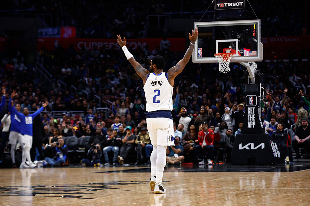 Kyrie Irving melakukan laga debut sekaligus membawa Dallas Mavericks  mengalahkan Los Angeles Clippers dengan skor akhir 110-104 pada laga lanjutan NBA yang digelar di Crypto.com Arena, Kamis, 9 Februari 2023 WIB.